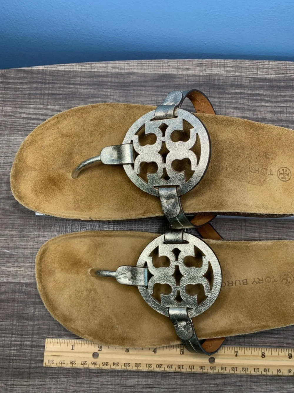 TORY BURCH Leather Logo Sandals, metallic leather-cork size 9.5M - Picture 2 of 6